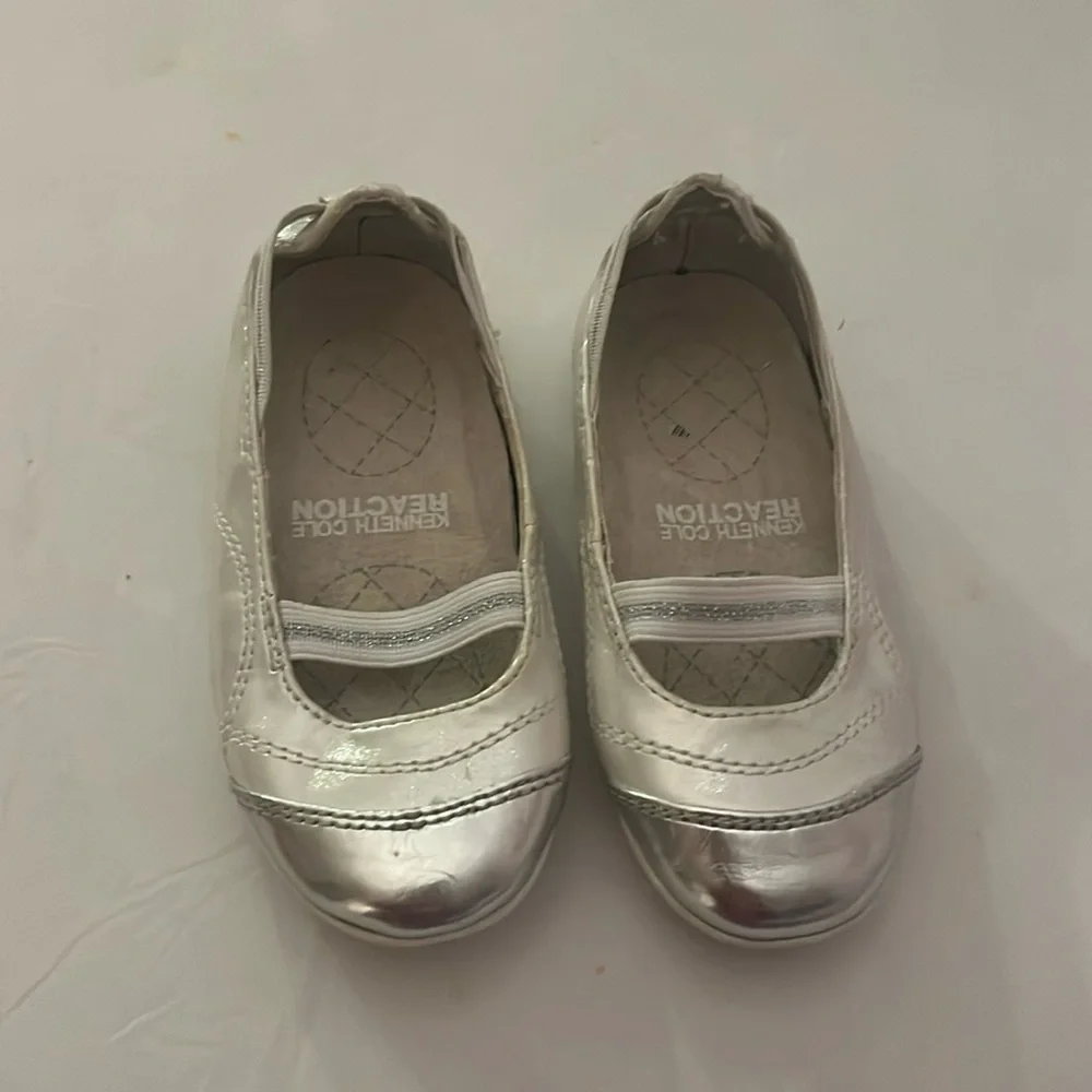 Kenneth Cole Reaction Girl’s Silver Pearl Flats Shoes Happy Space 2 Size 7